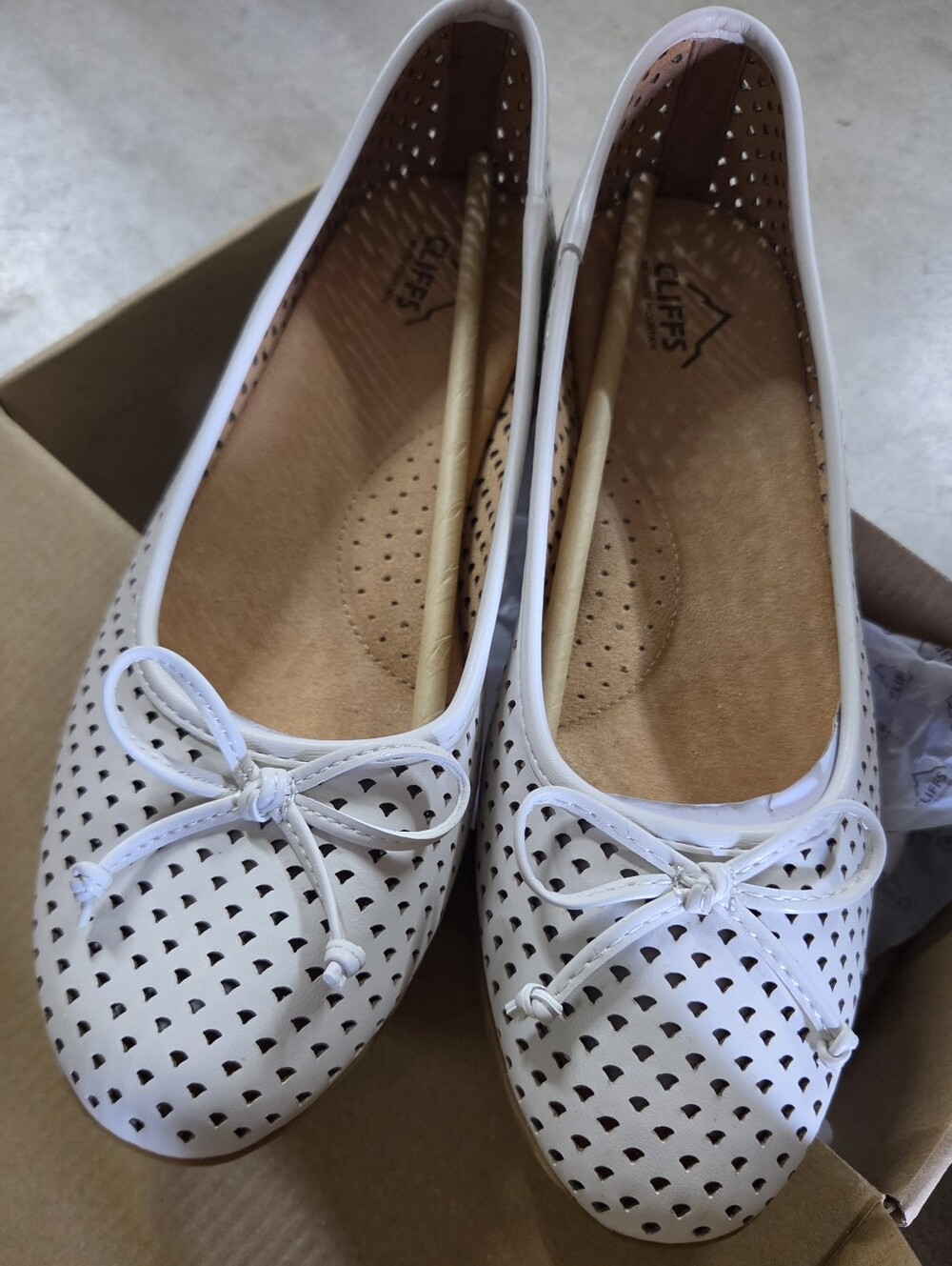 Cliffs by White Mountain Carris Ballet Flats Perforated Bow Off White 9.5M
